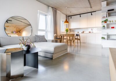 Betonowe posadzki dekoracyjne w minimalistycznym salonie i kuchni
