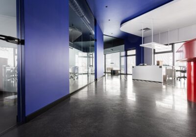 Podłoga betonowa sali open space w biurowcu